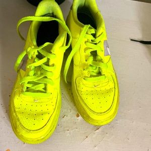 I’m selling the yellow Air Force 1 because I barely  wear them